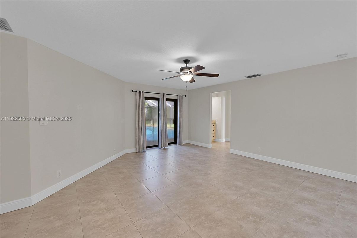 Empty room, Interior