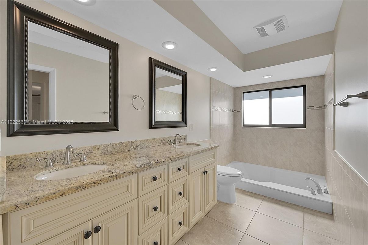 Bathroom, Dual Sink Vanities, Interior, Recessed Lighting