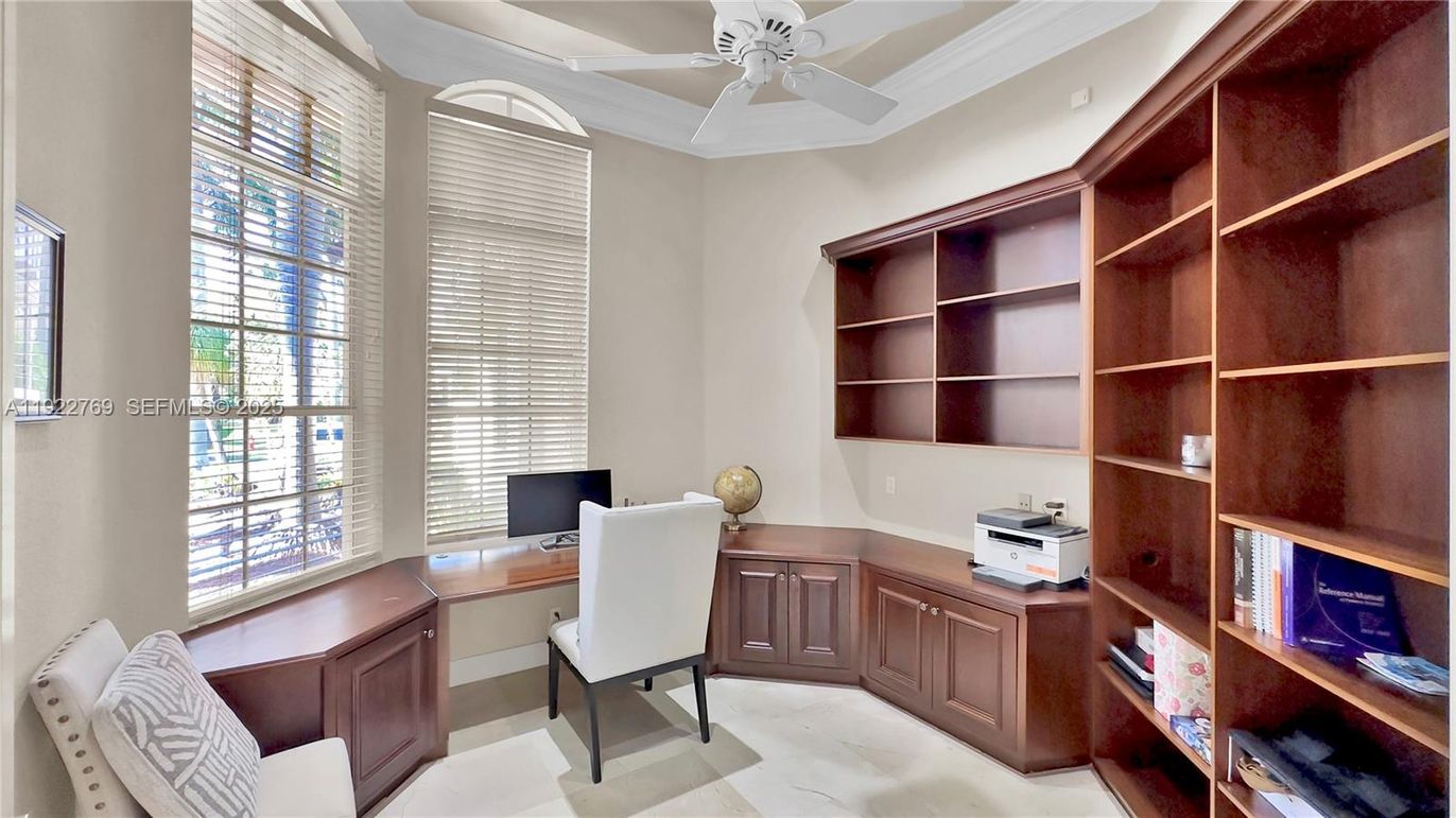 Home Office, Interior