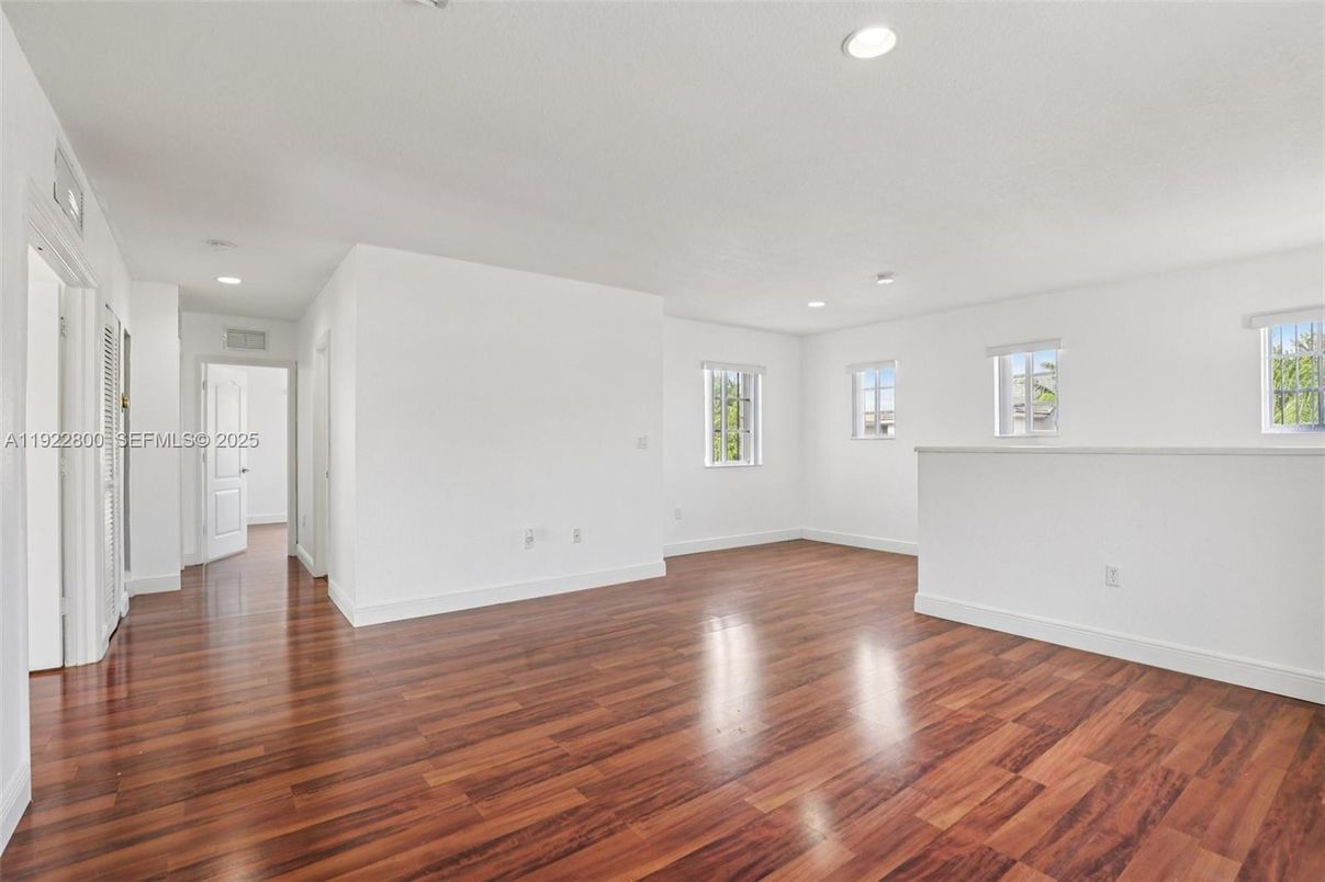 Empty room, Interior, Recessed Lighting, Wood Texture Flooring