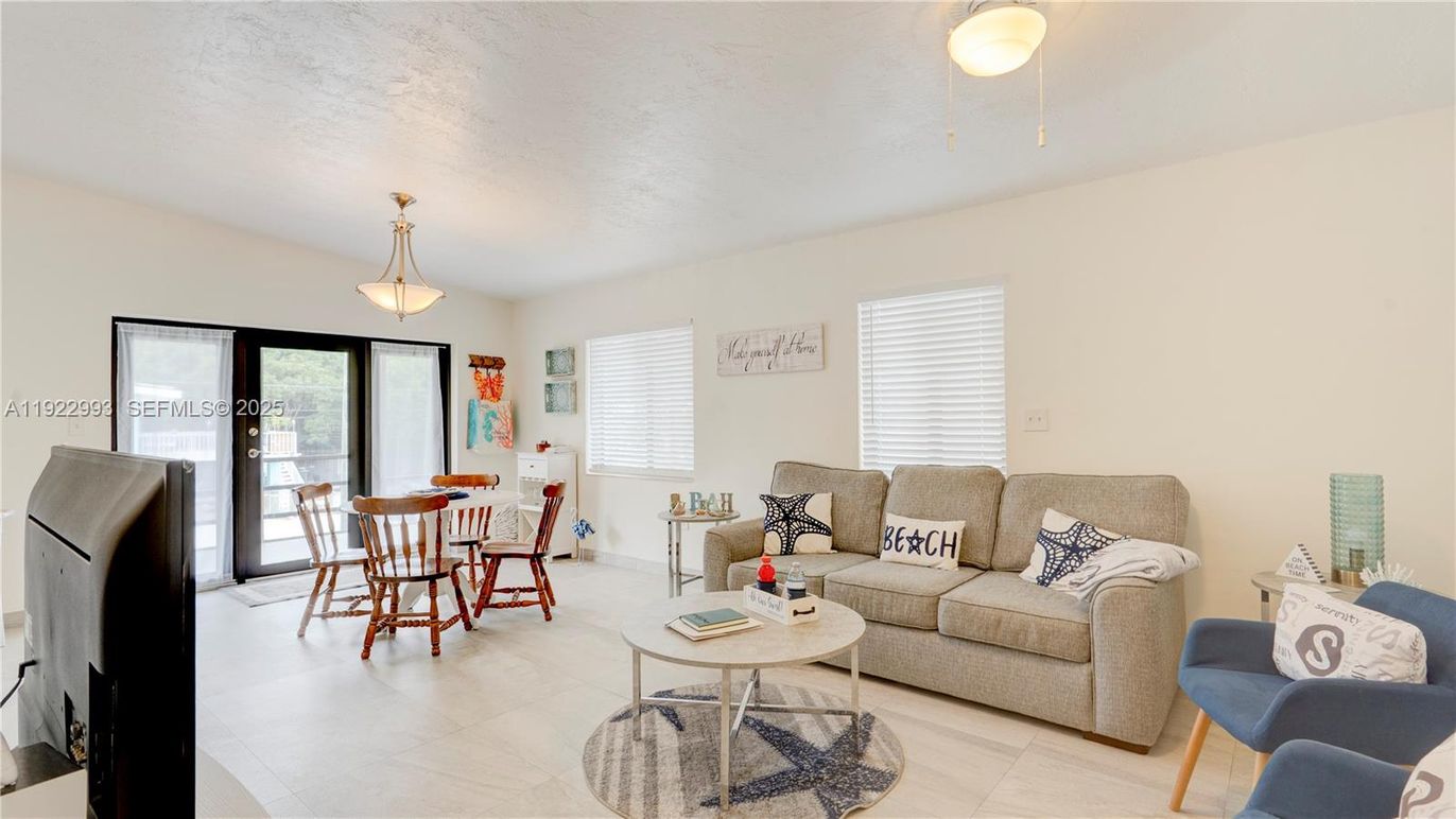 Dining room, Interior, Living room, Pendant Lights