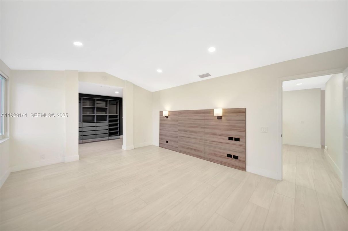 Empty room, Interior, Recessed Lighting, Walk-in Closets, Wood Texture Flooring