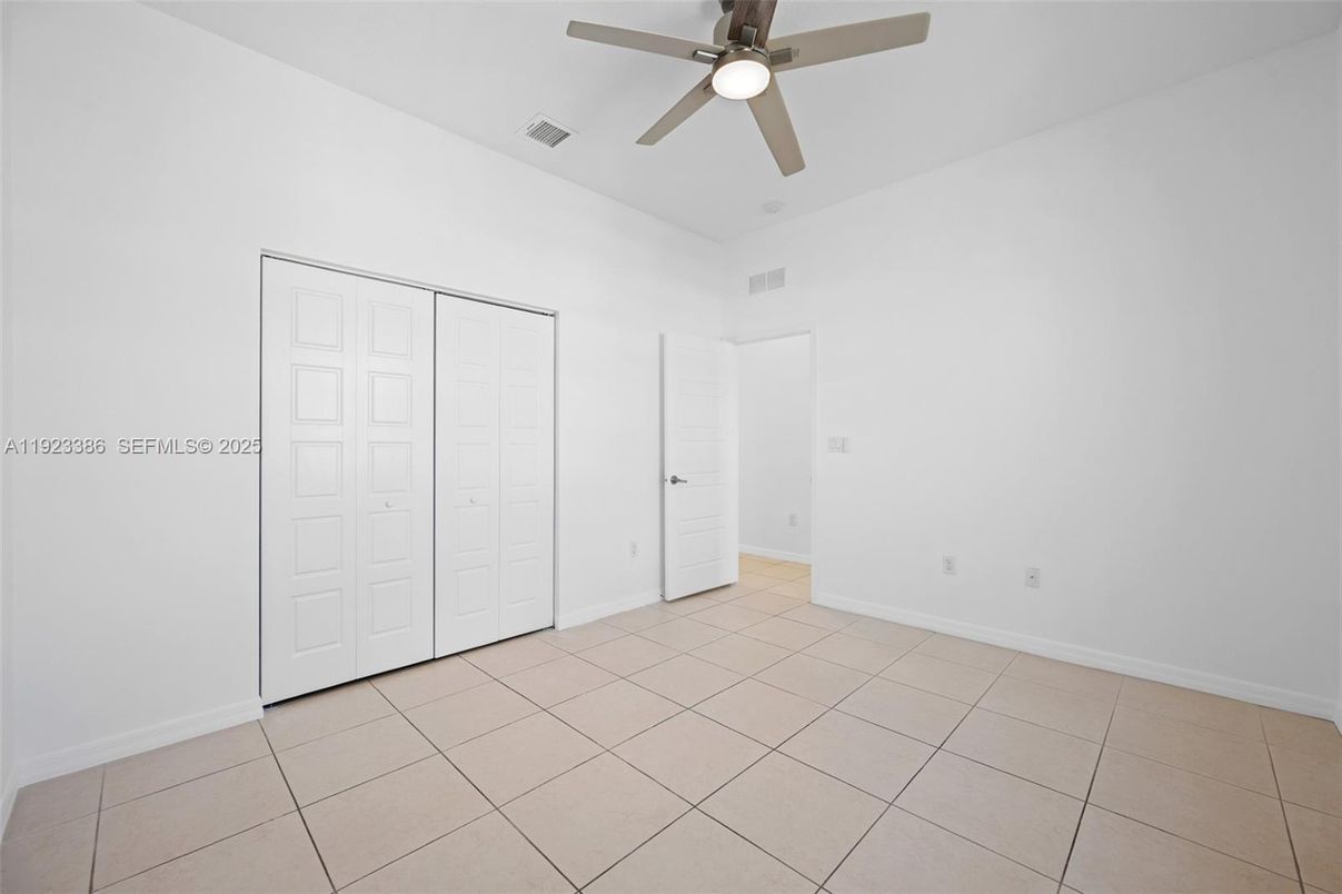 Empty room, Interior