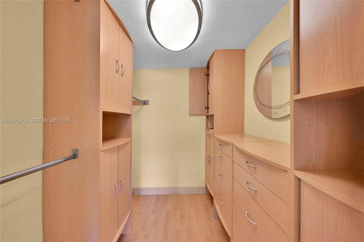 Interior, Walk-in Closets, Wood Texture Flooring