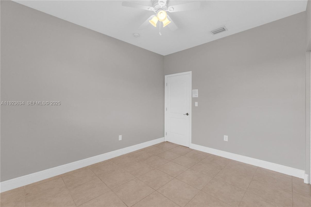 Empty room, Interior