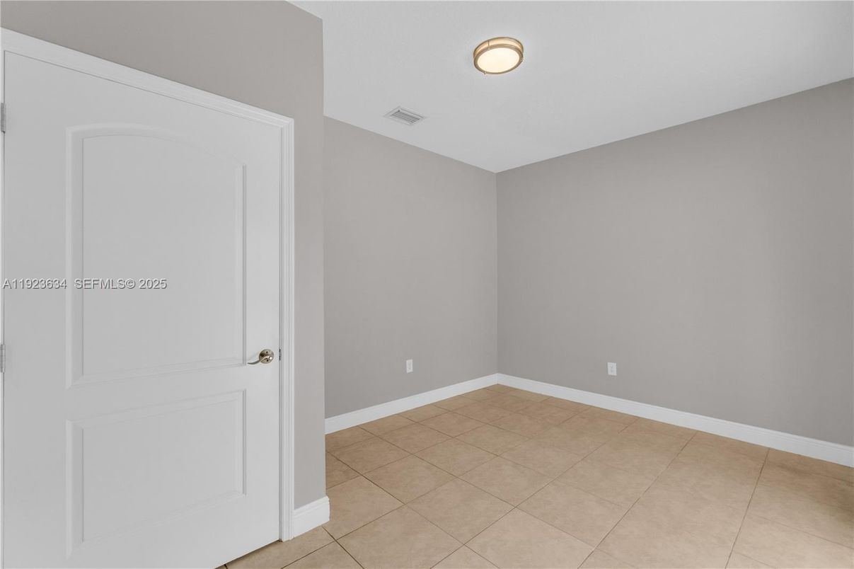 Empty room, Interior