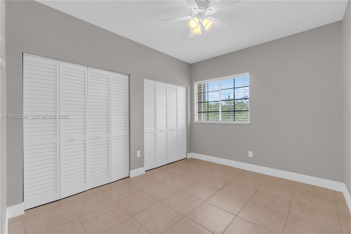 Empty room, Interior