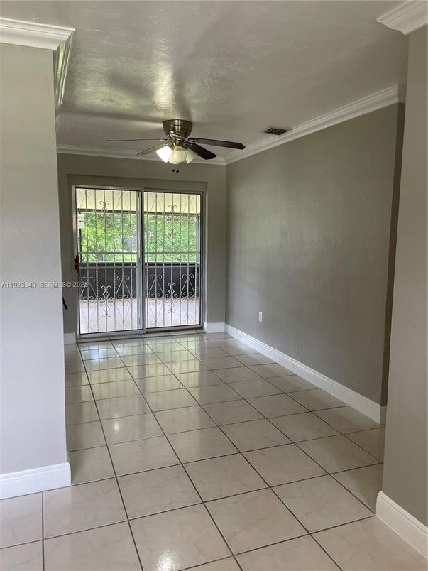 Empty room, Interior