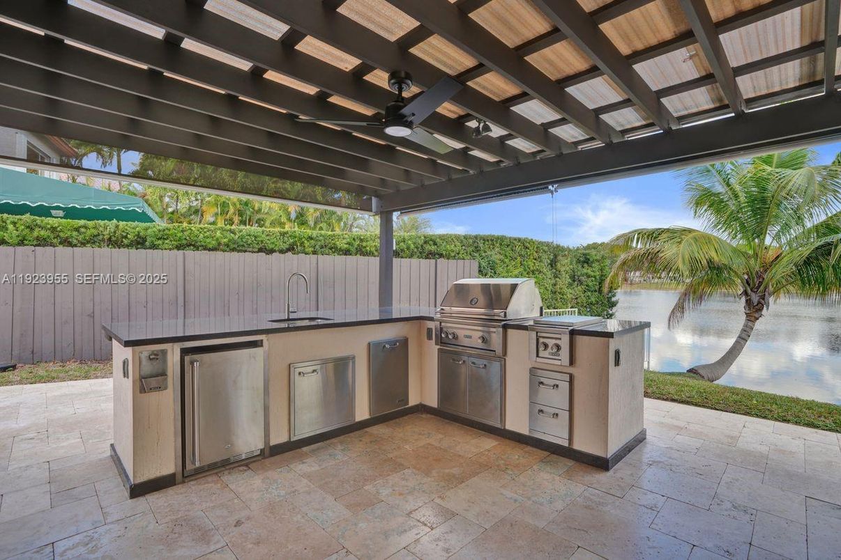 Exterior, Outdoor Kitchen, Water