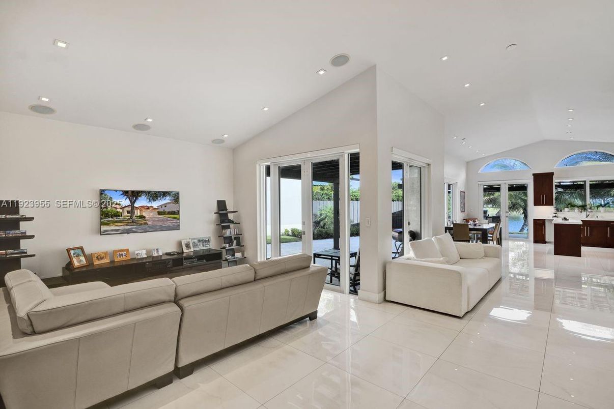 Interior, Living room, Recessed Lighting, Water