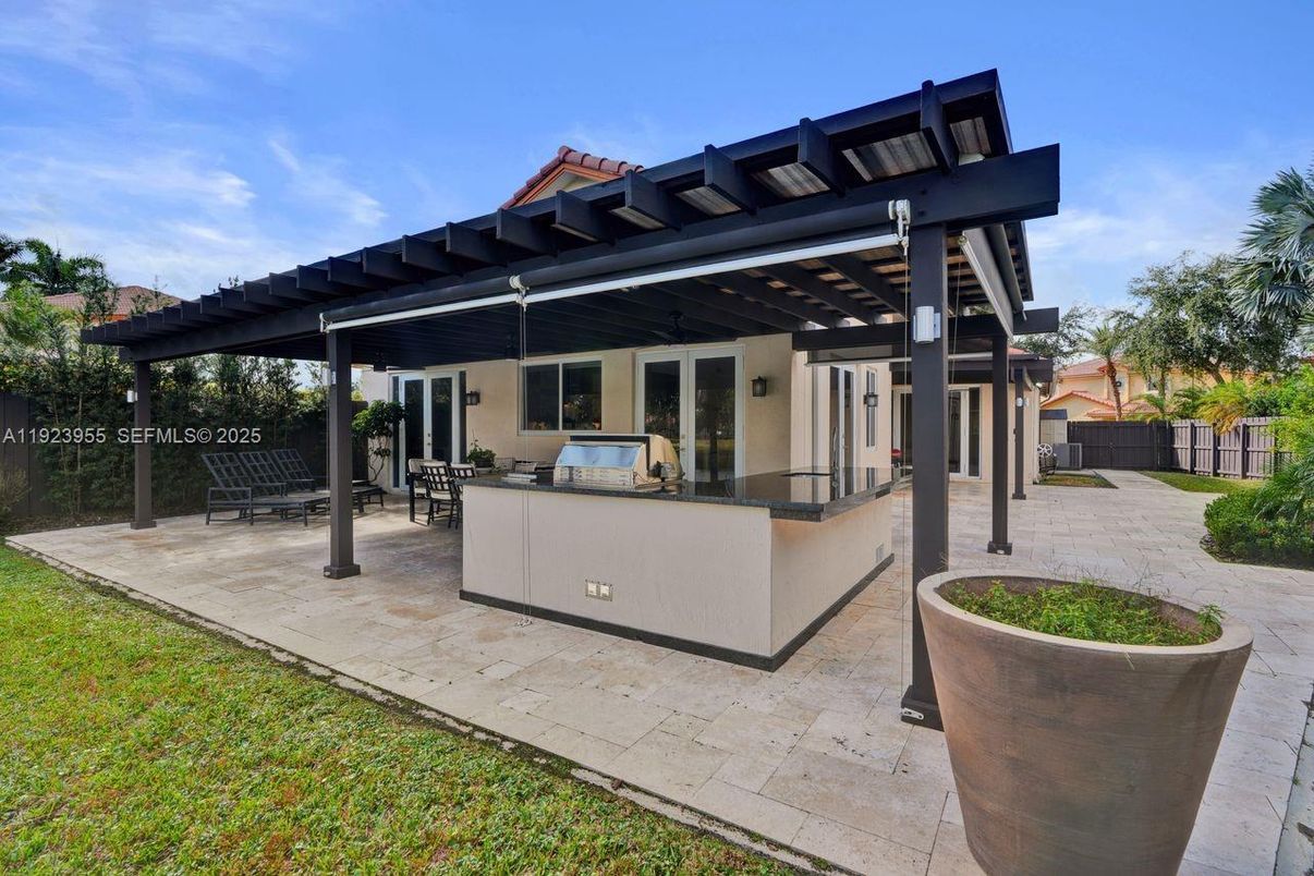 Exterior, Outdoor Kitchen