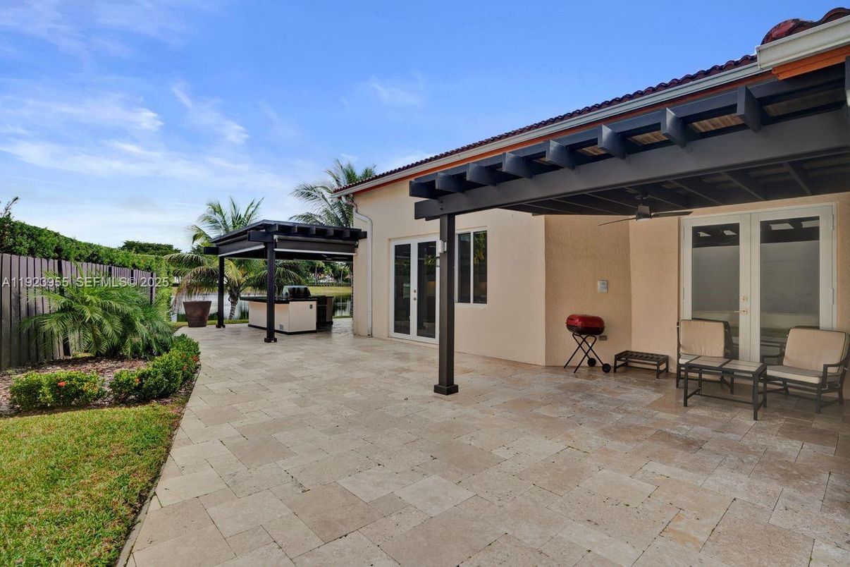 Exterior, Outdoor Kitchen