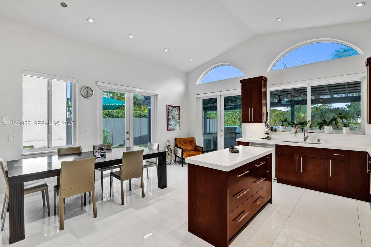 Dining room, Interior, Kitchen, Recessed Lighting, Water