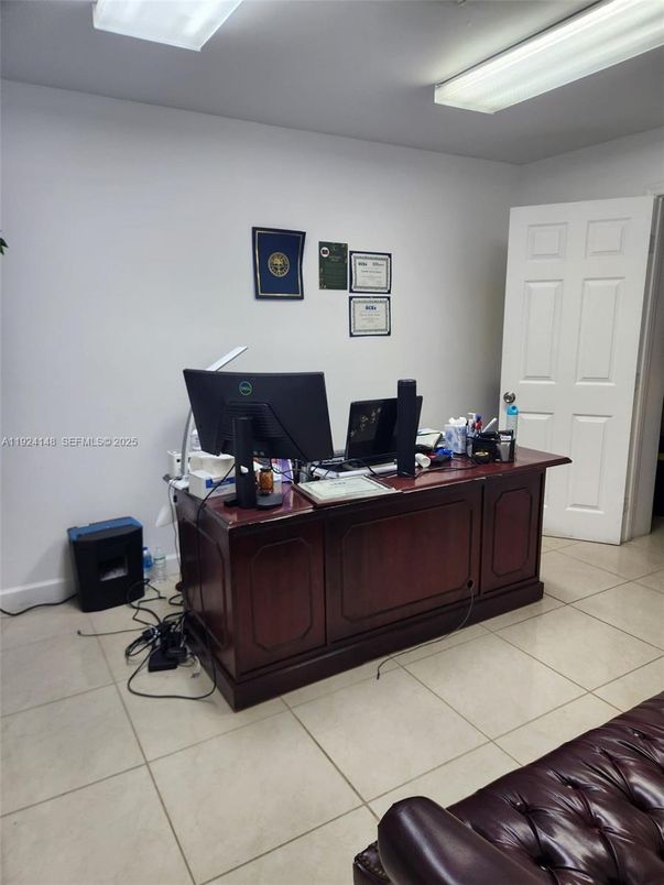 Home Office, Interior