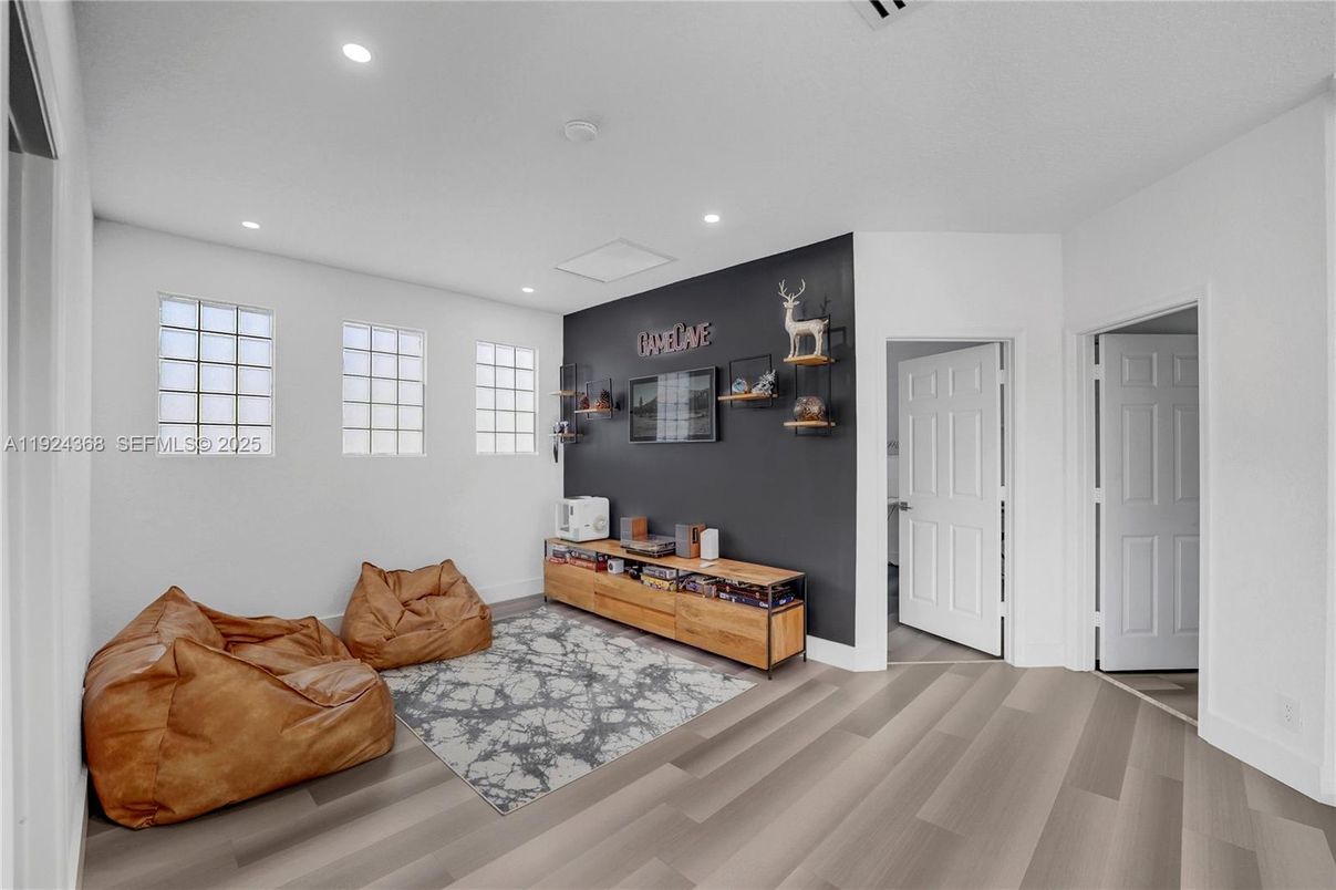 Interior, Recessed Lighting, Wood Texture Flooring