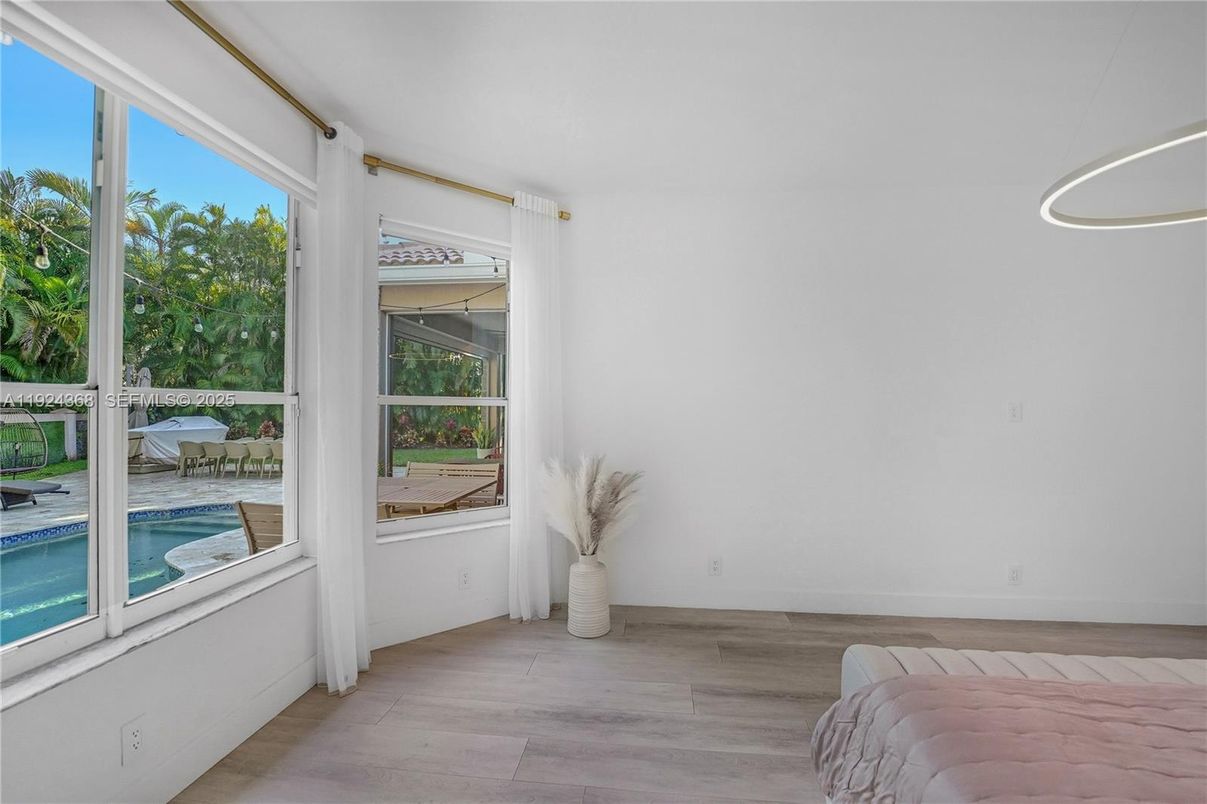 Interior, Pendant Lights, Wood Texture Flooring