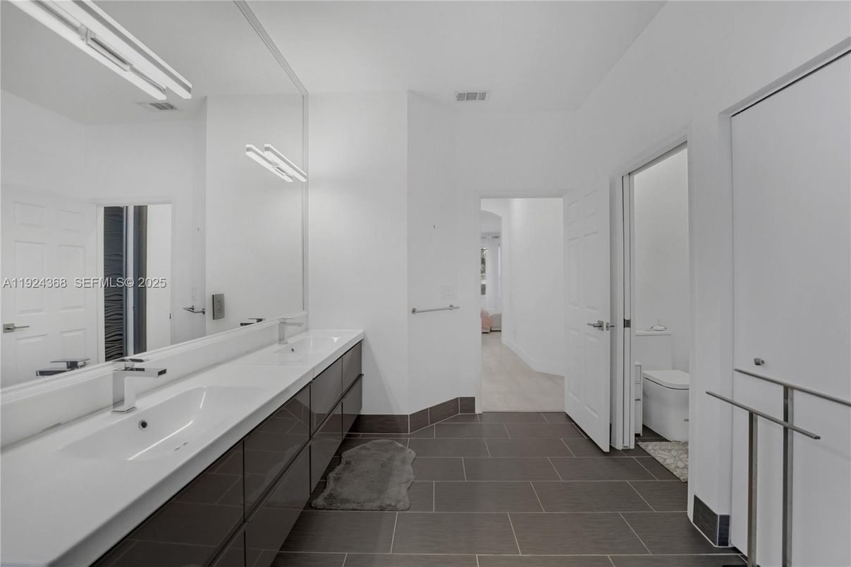 Bathroom, Dual Sink Vanities, Interior