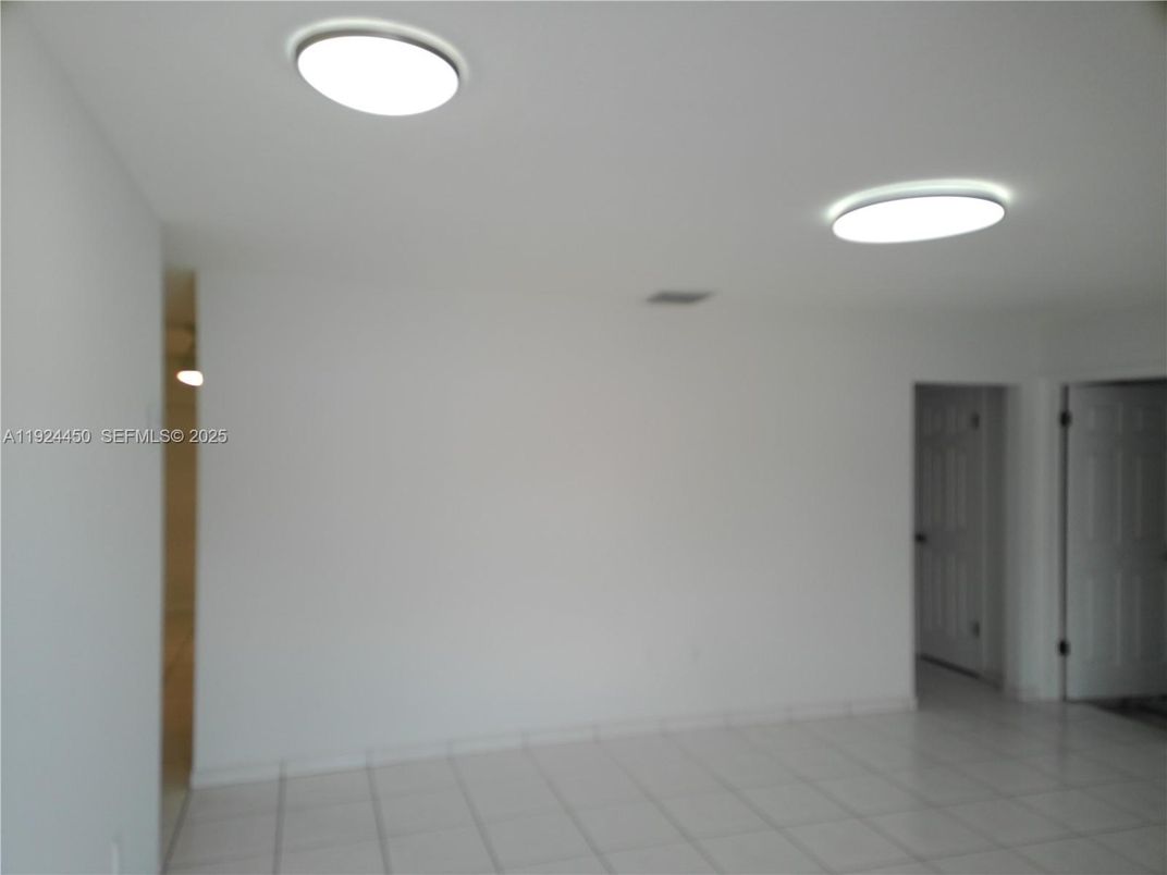 Empty room, Interior