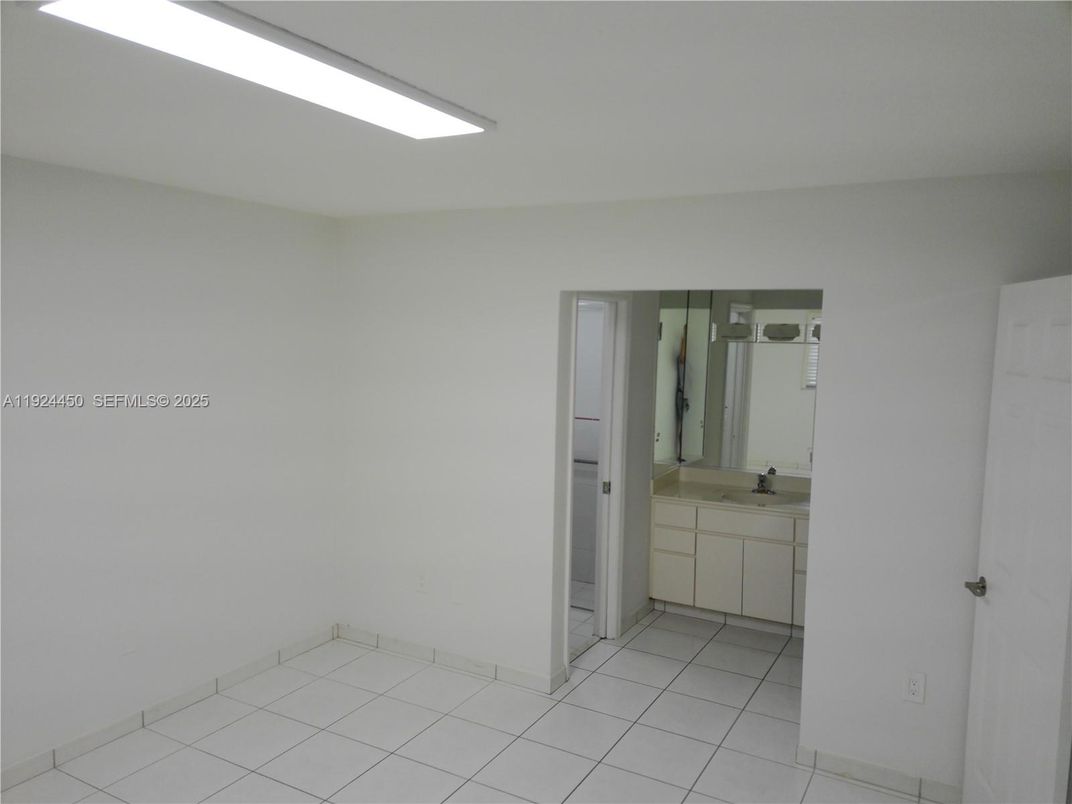 Bathroom, Empty room, Interior, Recessed Lighting