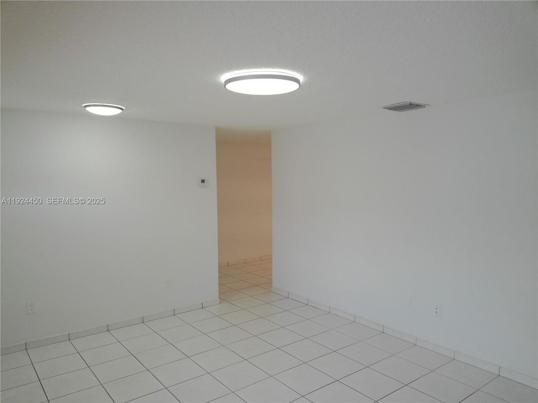 Empty room, Interior, Recessed Lighting