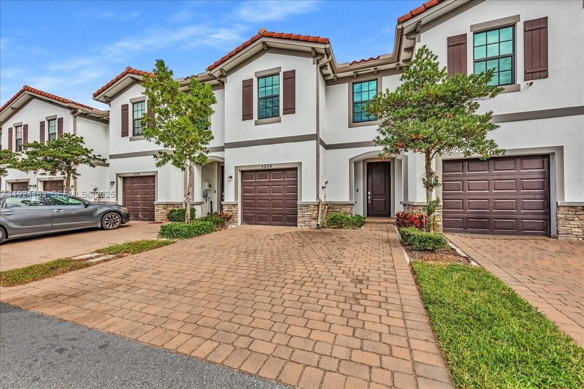 Attached, Exterior, Facade, Mediterranean