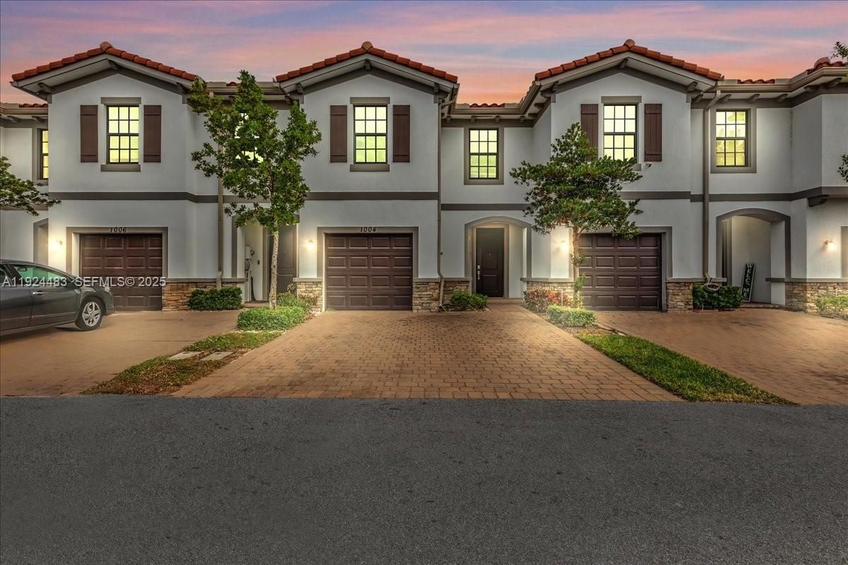 Attached, Exterior, Facade, Mediterranean