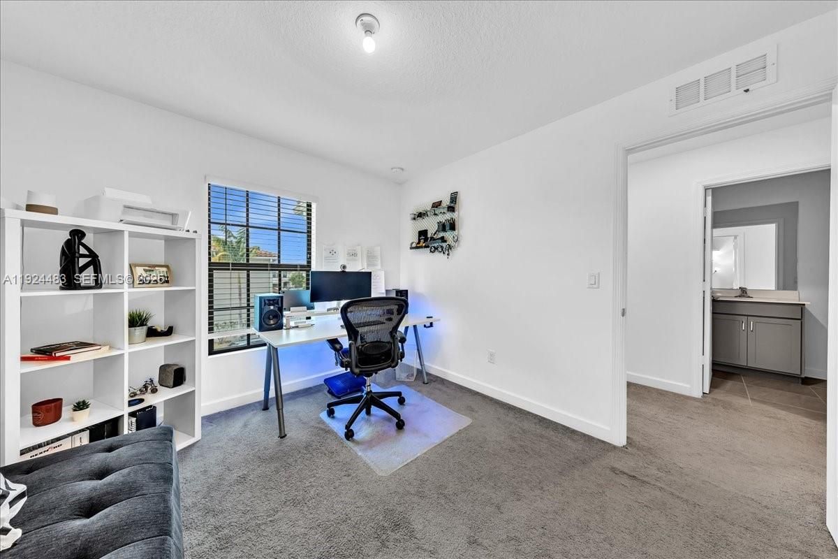 Home Office, Interior