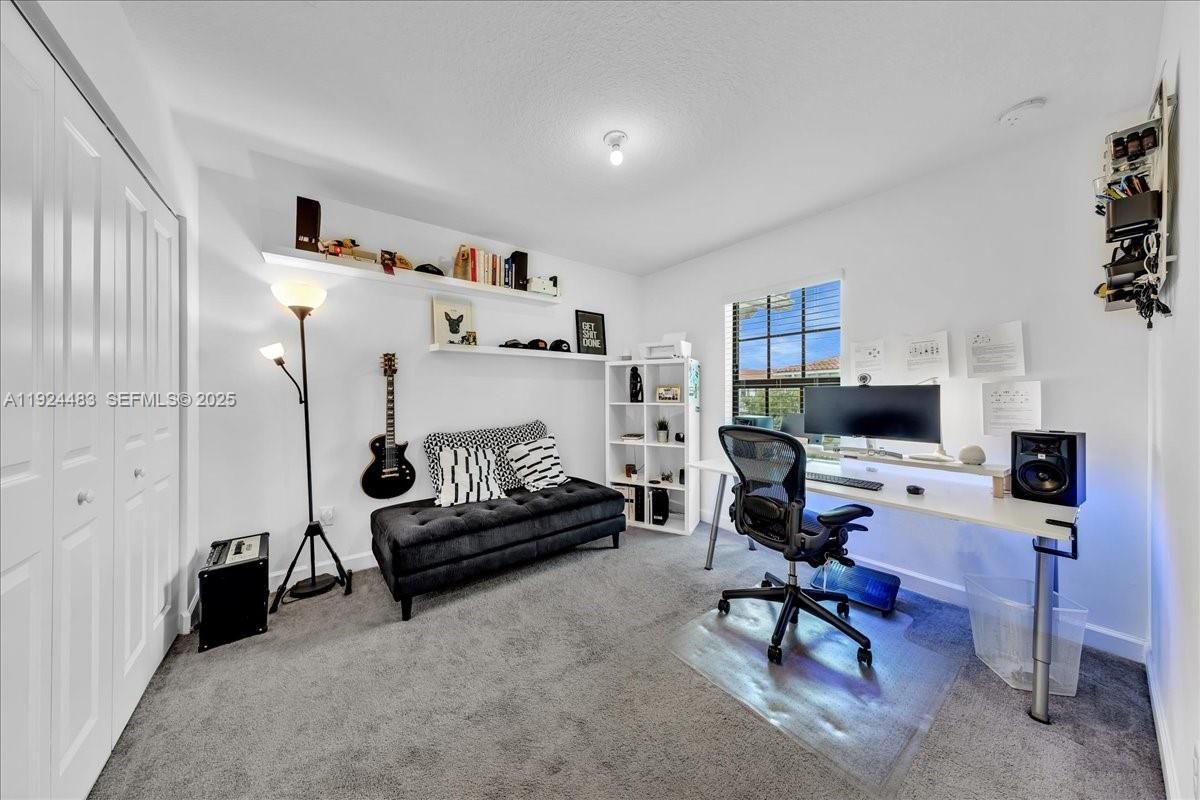 Home Office, Interior