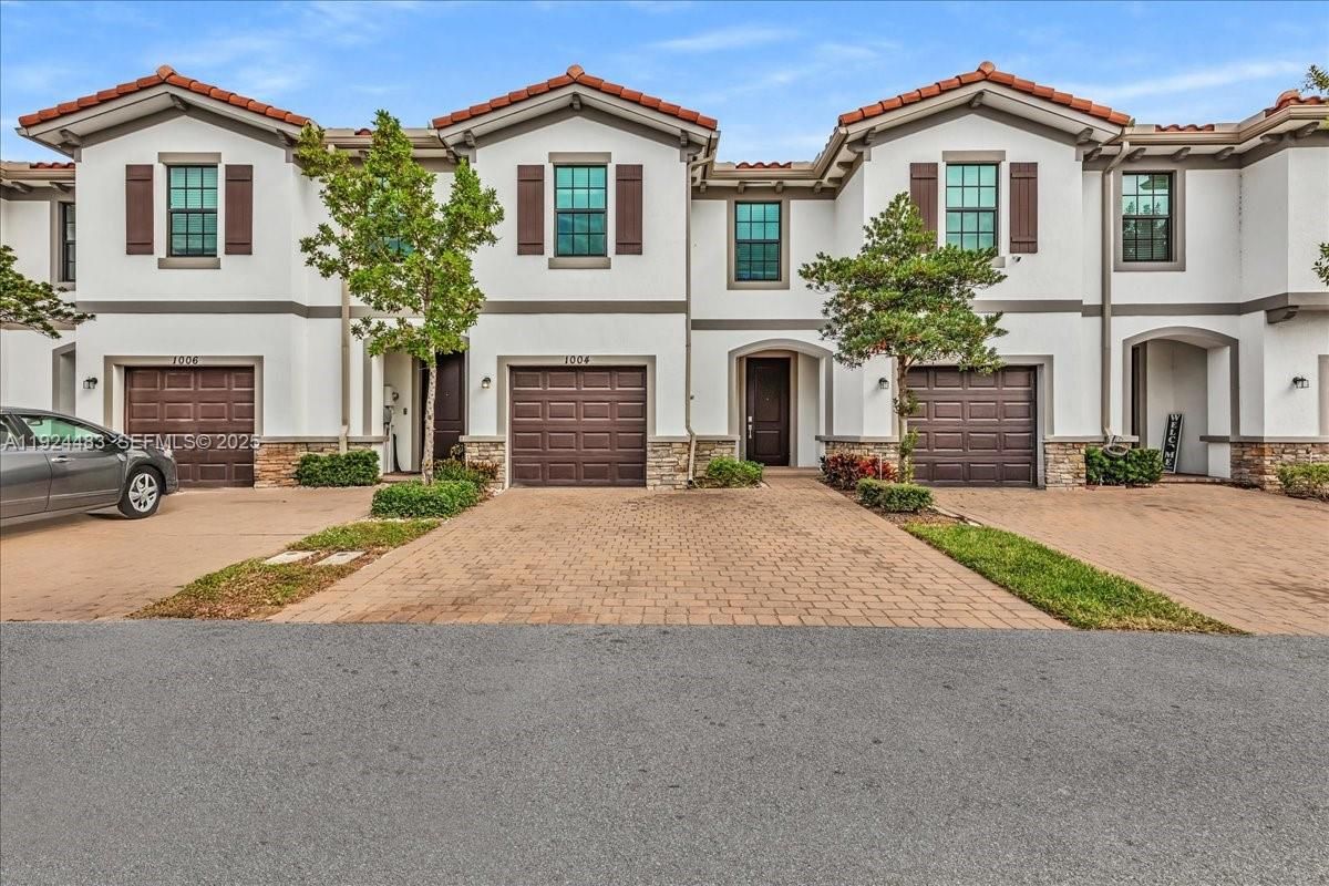 Attached, Exterior, Facade, Mediterranean