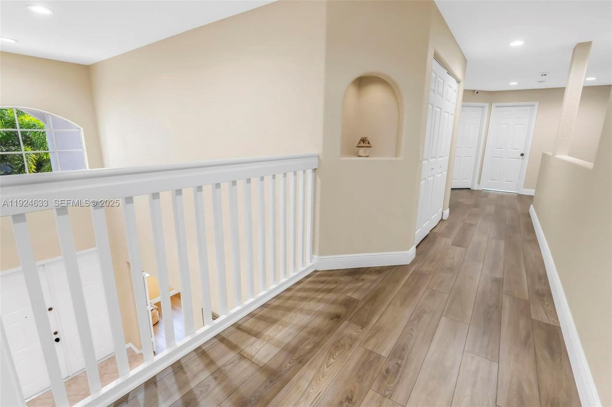 Interior, Recessed Lighting, Wood Texture Flooring