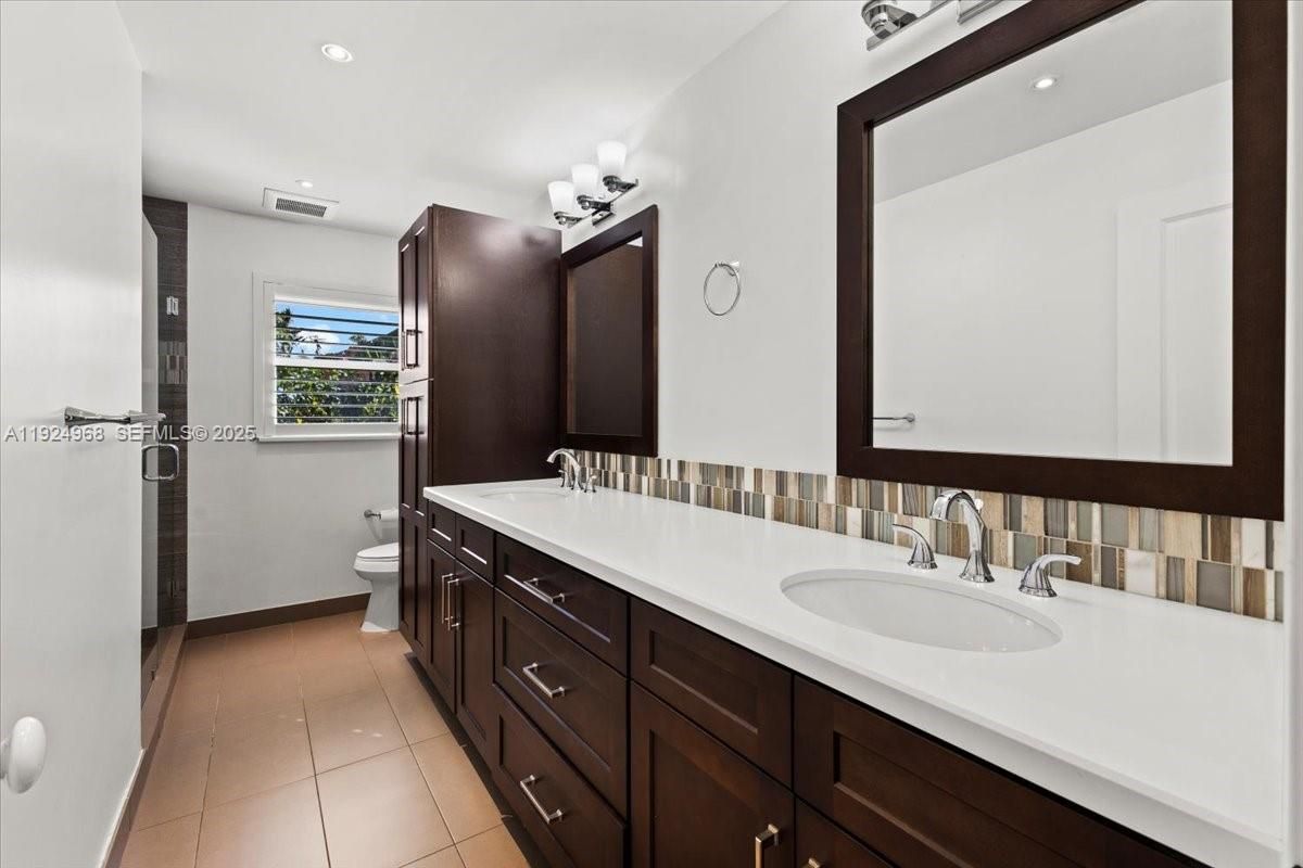 Bathroom, Dual Sink Vanities, Interior, Recessed Lighting