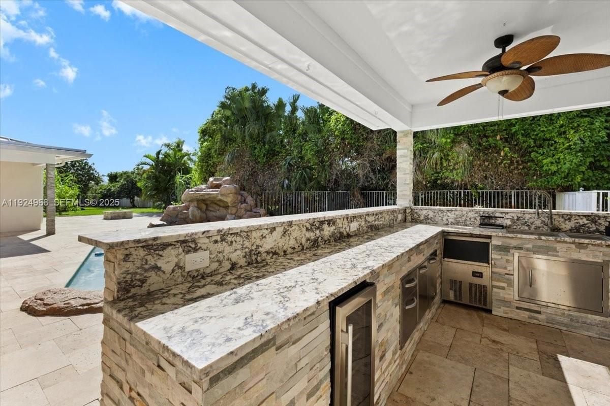 Exterior, Outdoor Kitchen