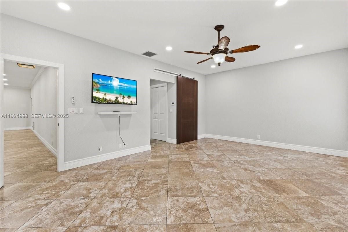 Empty room, Interior, Recessed Lighting