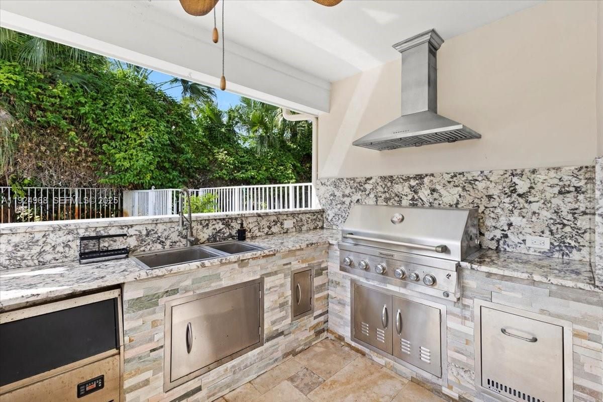 Exterior, Outdoor Kitchen