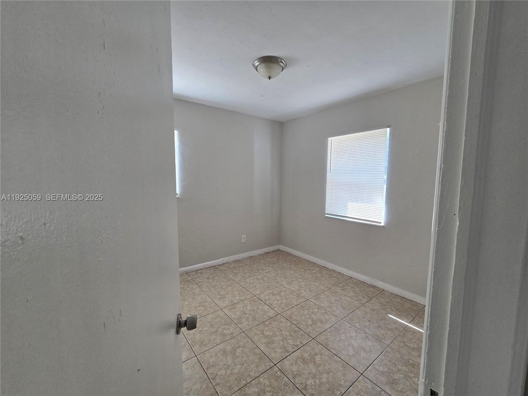 Empty room, Interior