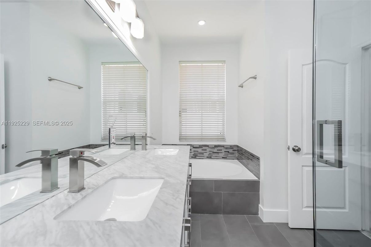 Bathroom, Dual Sink Vanities, Interior, Recessed Lighting
