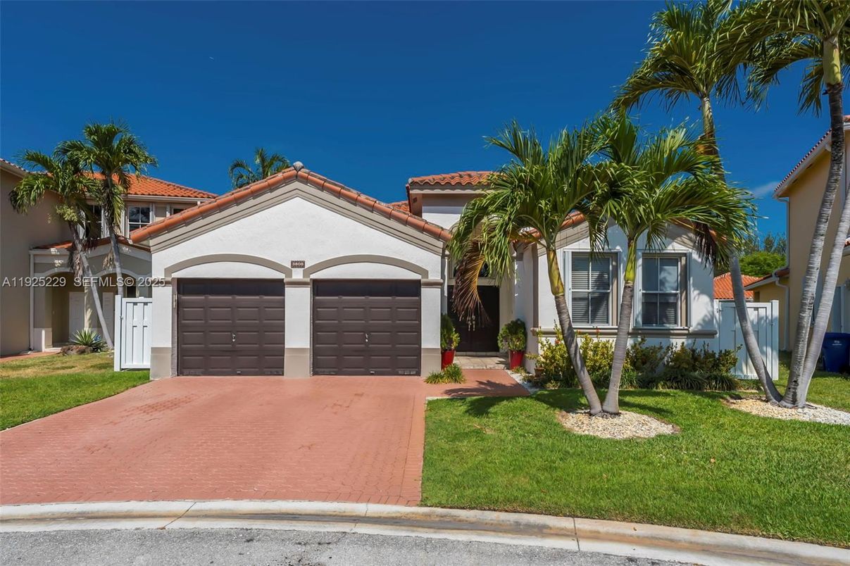 Attached, Exterior, Facade, Mediterranean