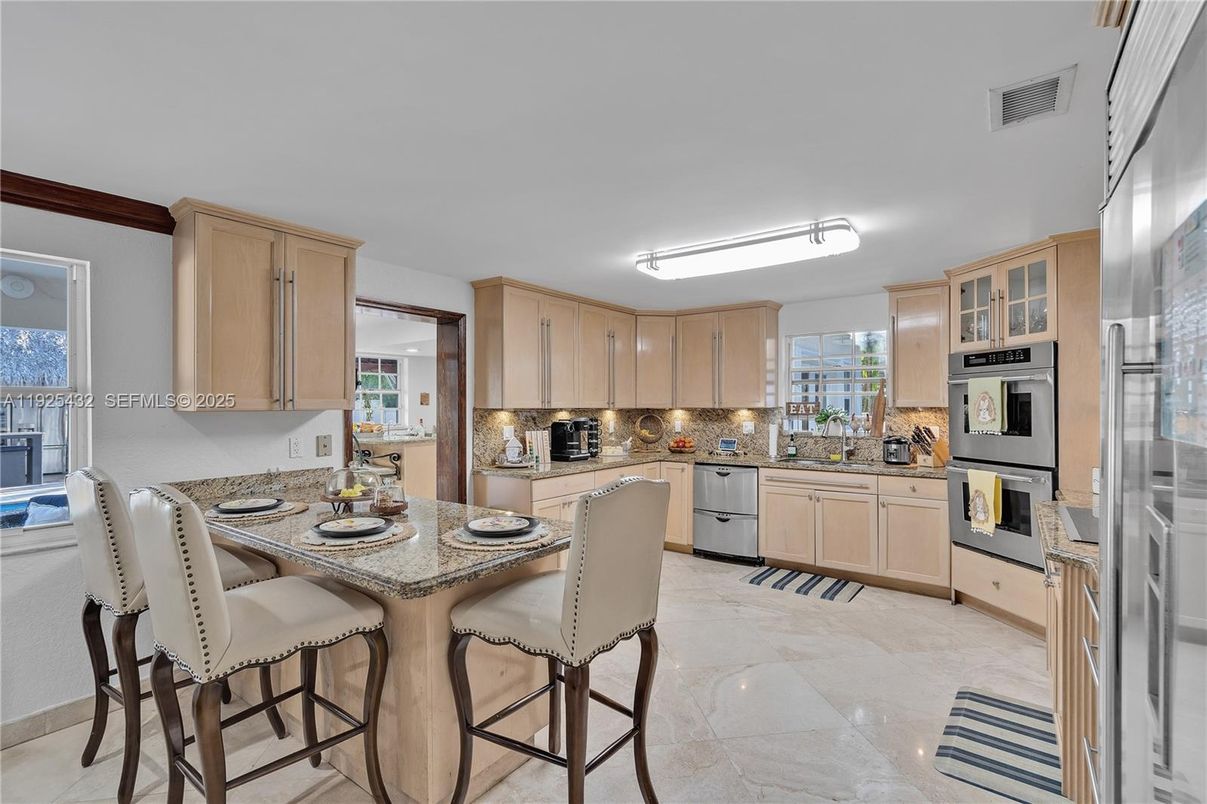 Dining room, Interior, Kitchen, Stainless Steel Appliances