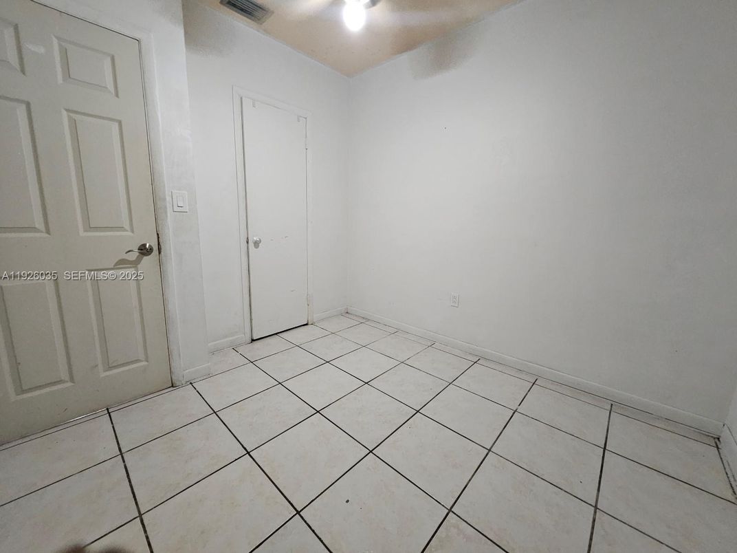 Empty room, Interior