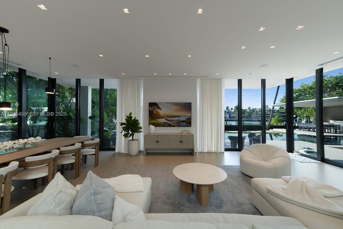 Dining room, Interior, Living room, Pendant Lights, Recessed Lighting, Water