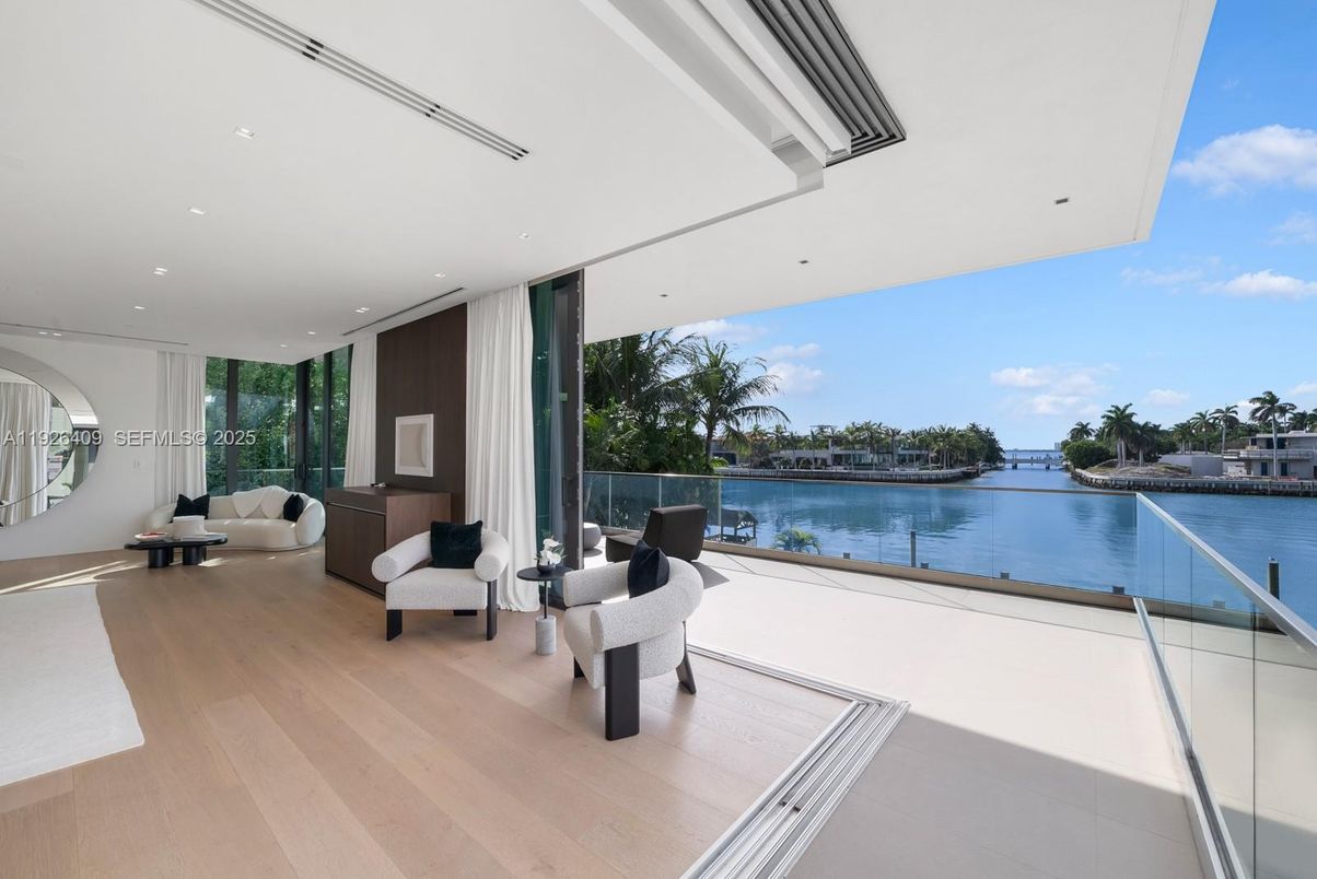 Interior, Living room, Recessed Lighting, Water, Wood Texture Flooring