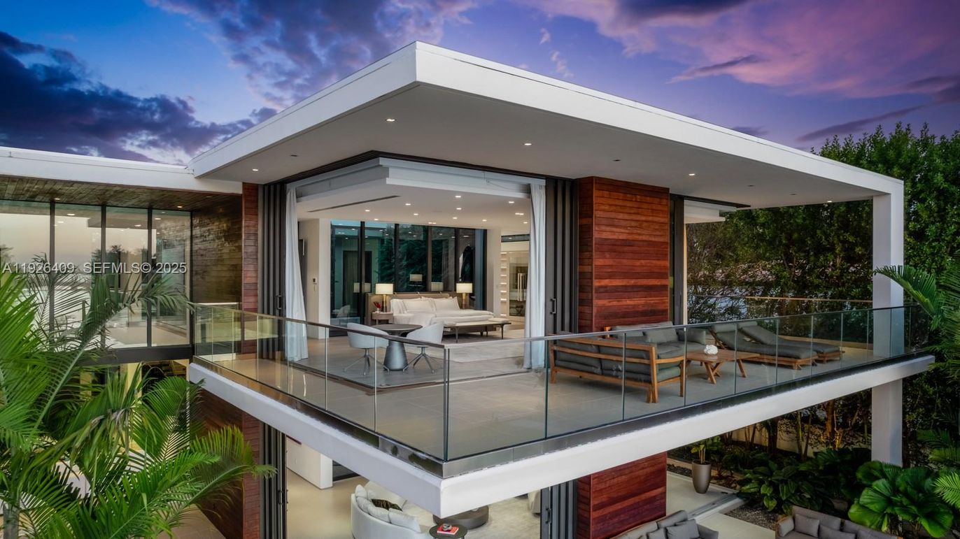 Exterior, Facade, Modern