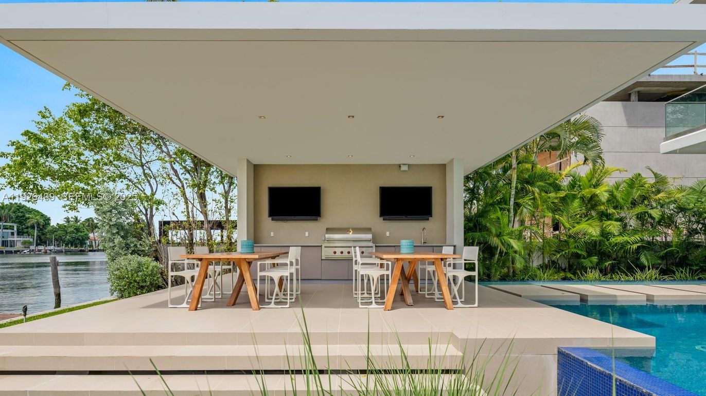 Exterior, Pool, Water