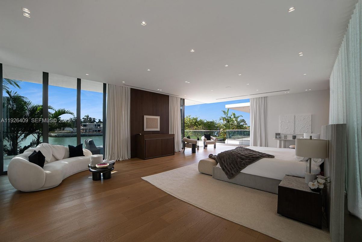 Interior, Living room, Recessed Lighting, Water, Wood Texture Flooring