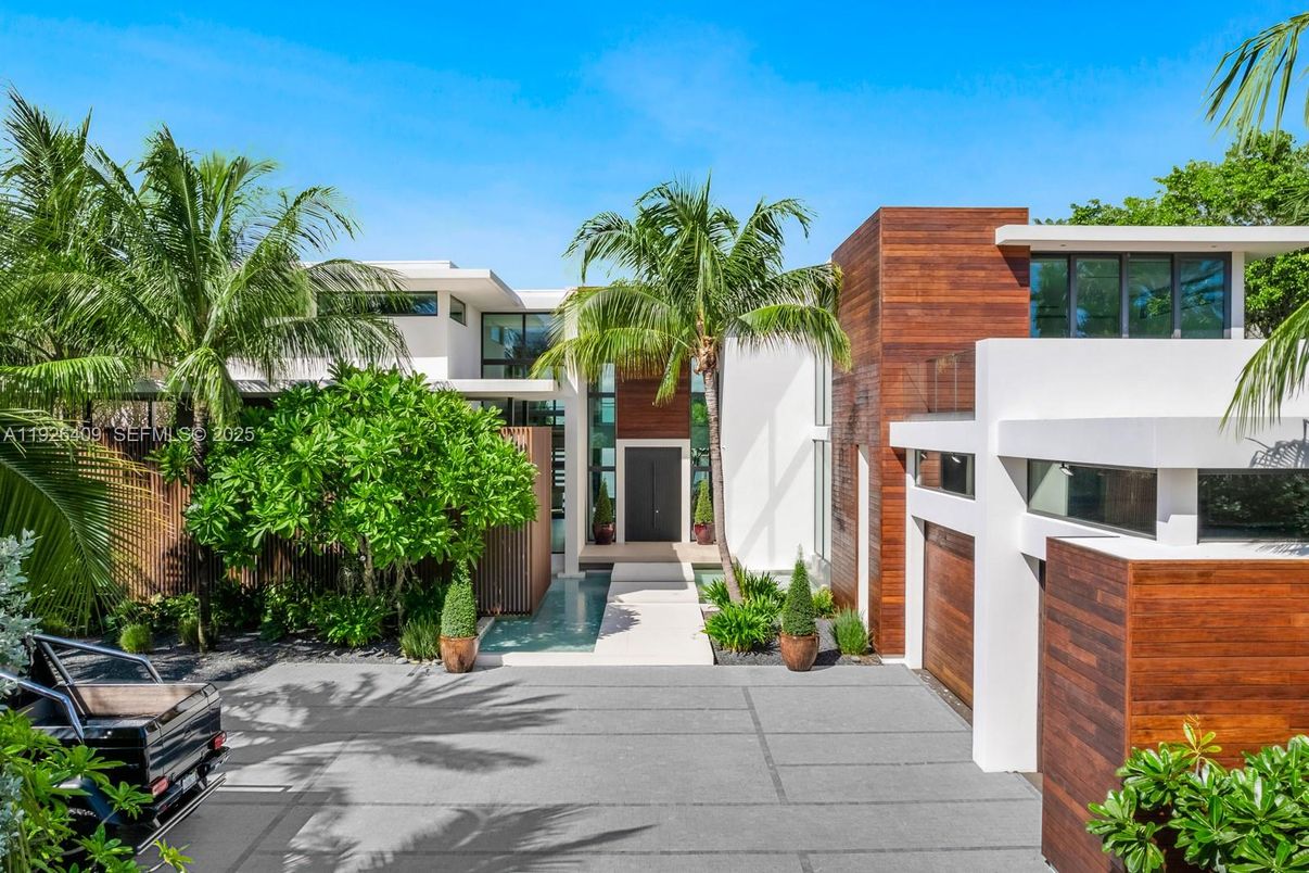 Exterior, Facade, Modern