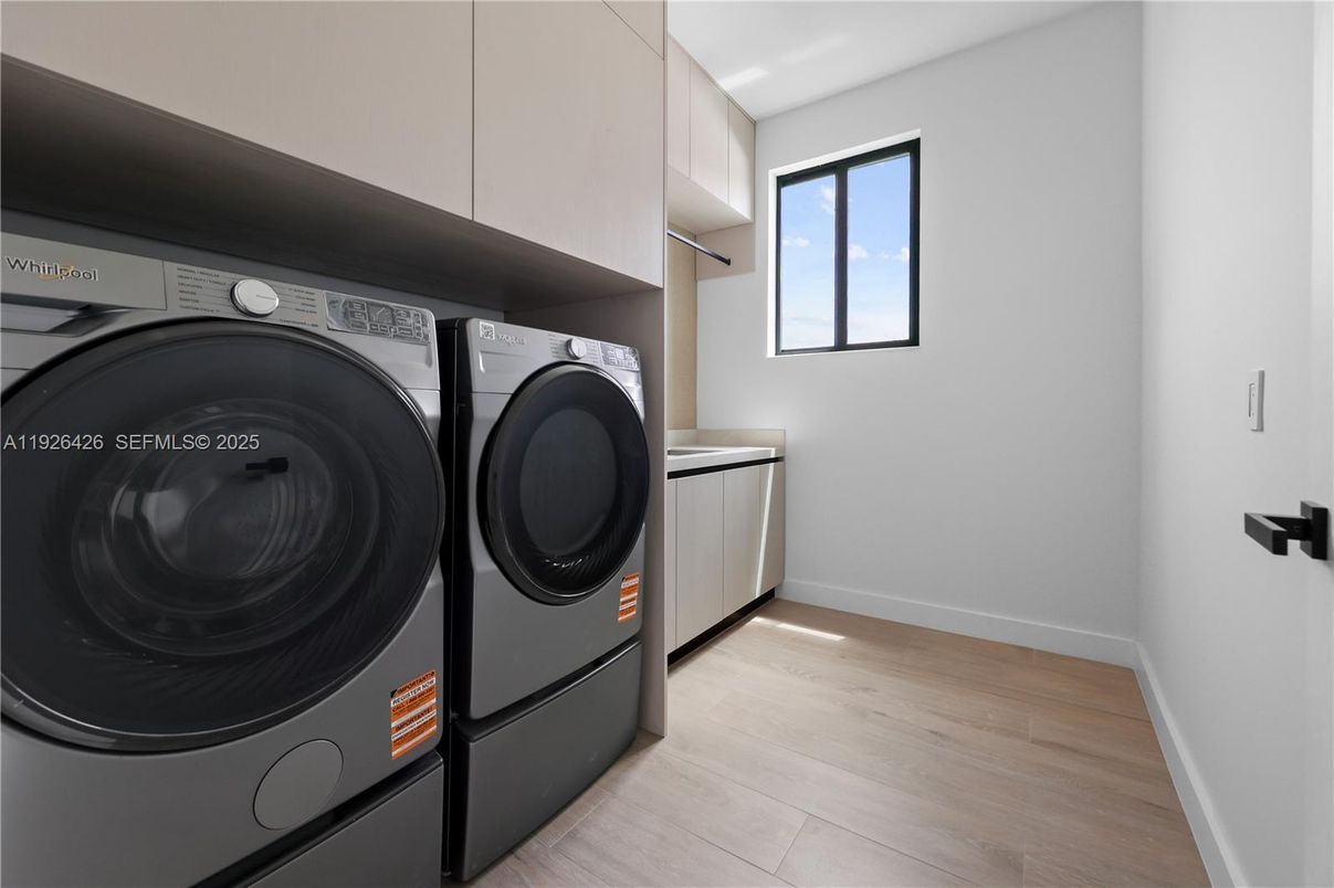 Interior, Washer, Wood Texture Flooring