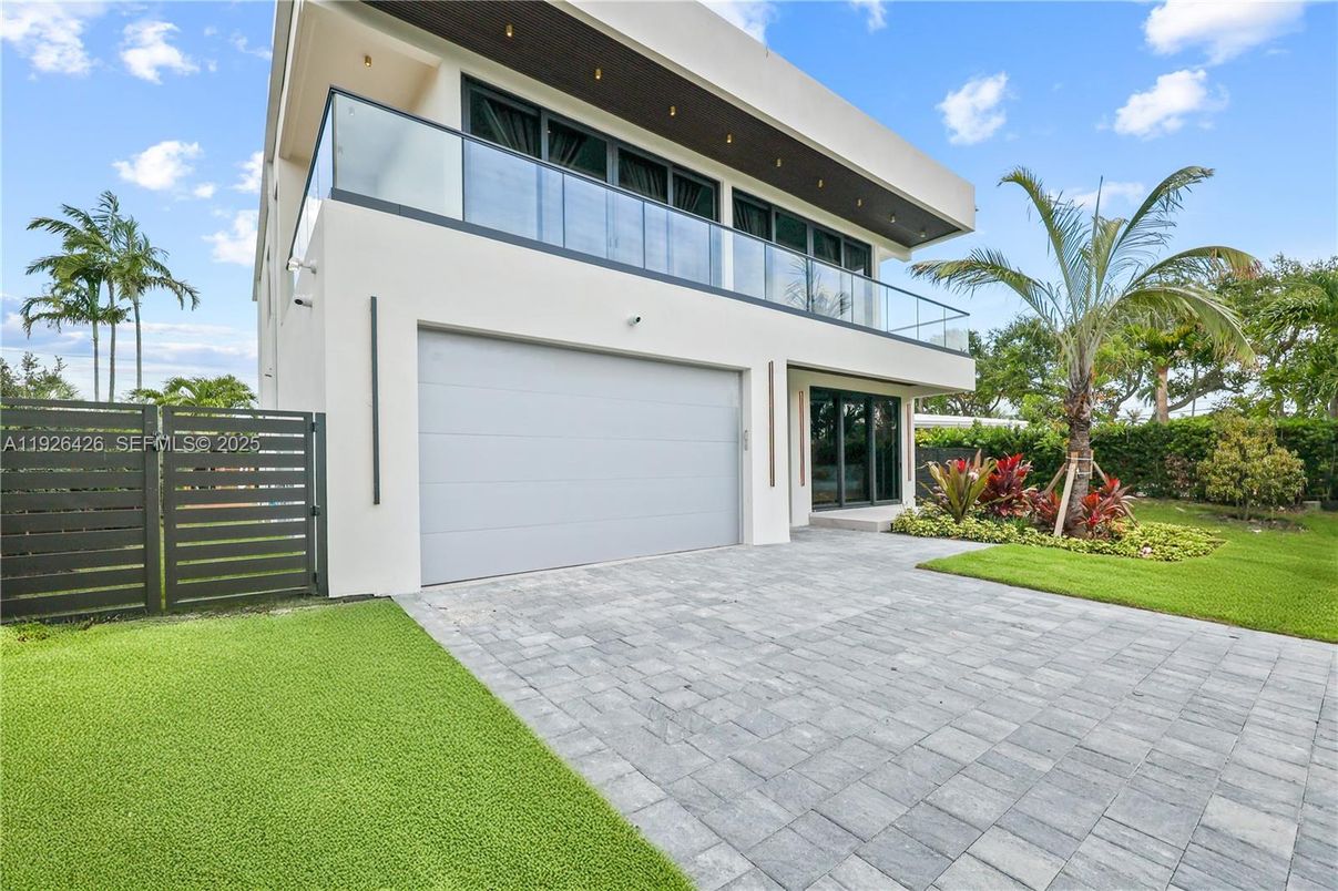 Attached, Backyard, Exterior, Facade, Modern