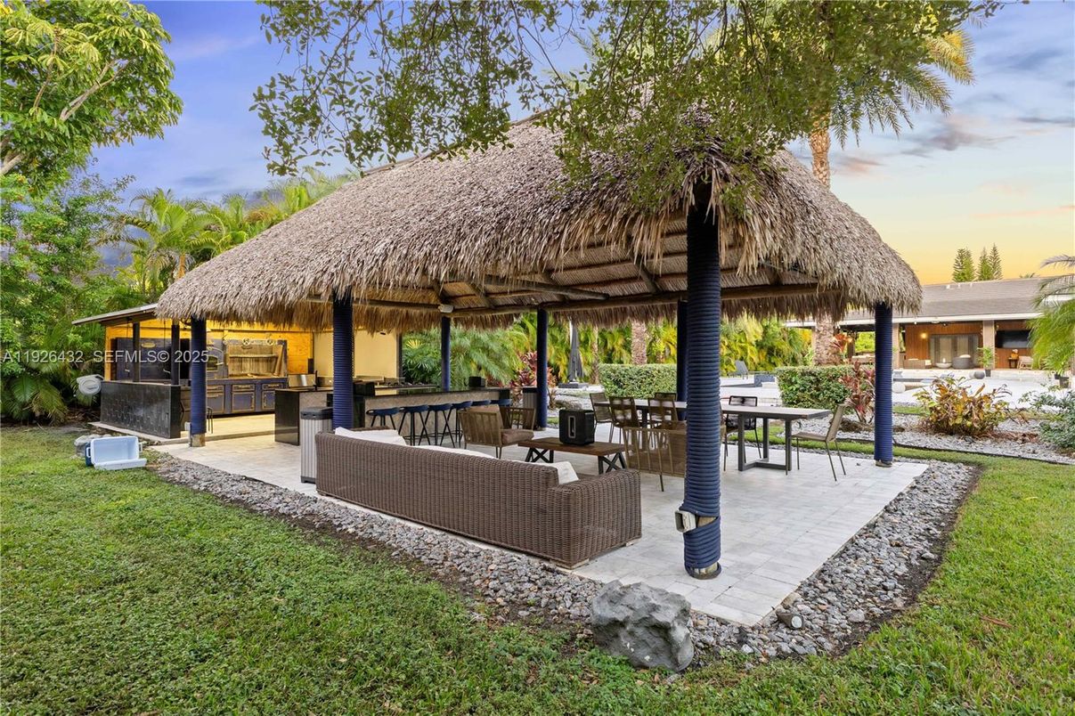 Backyard, Exterior, Outdoor Kitchen