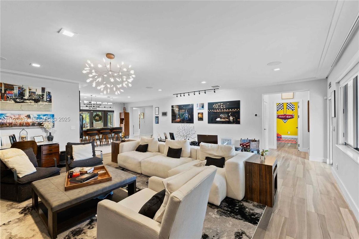 Dining room, Interior, Living room, Pendant Lights, Recessed Lighting, Wood Texture Flooring