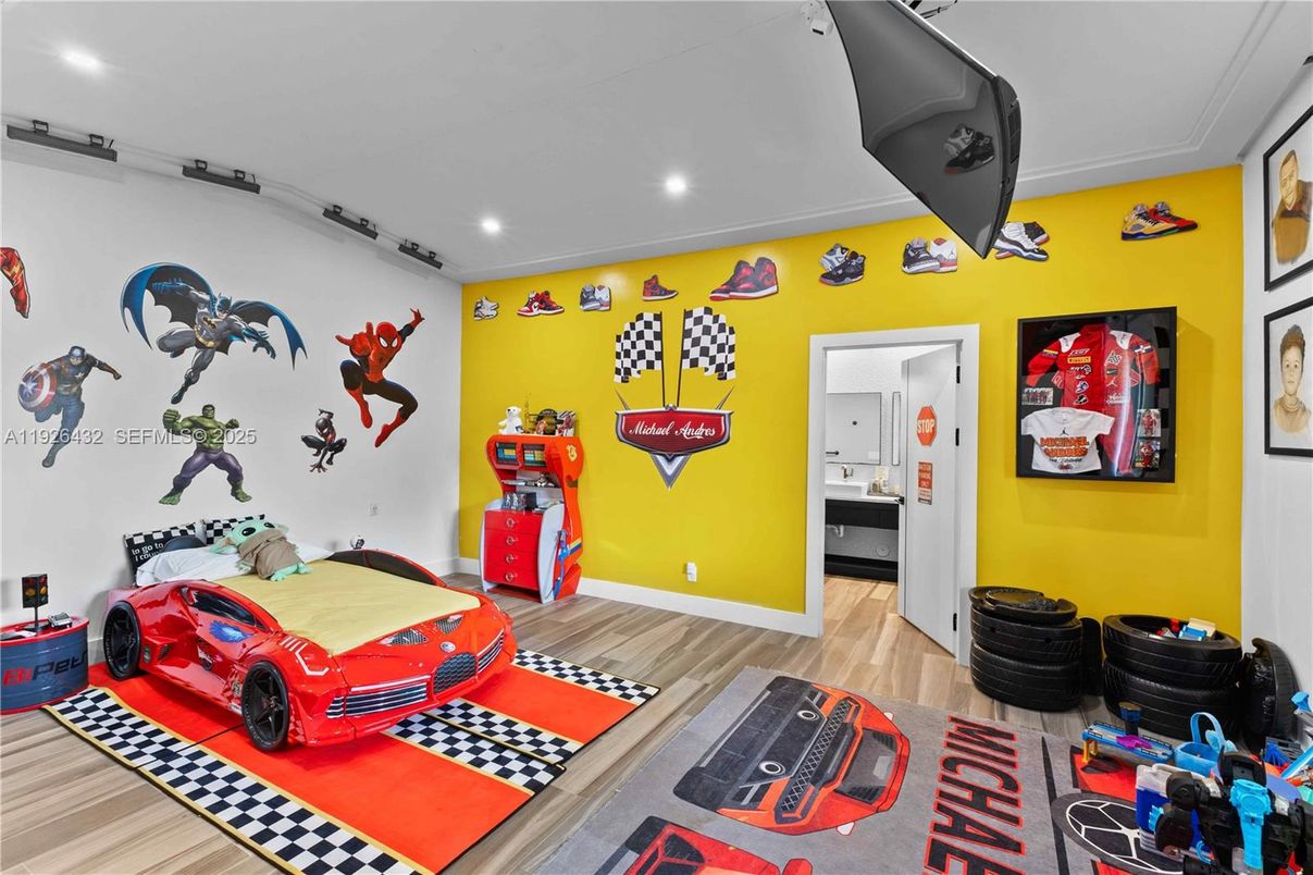 Interior, Recessed Lighting, Wood Texture Flooring